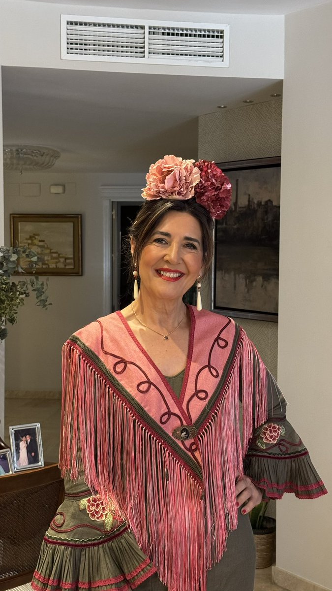 ignacioff0's tweet photo. un año más, mi madre la más guapa de la feria❤️ https://t.co/jwUrawDBBK