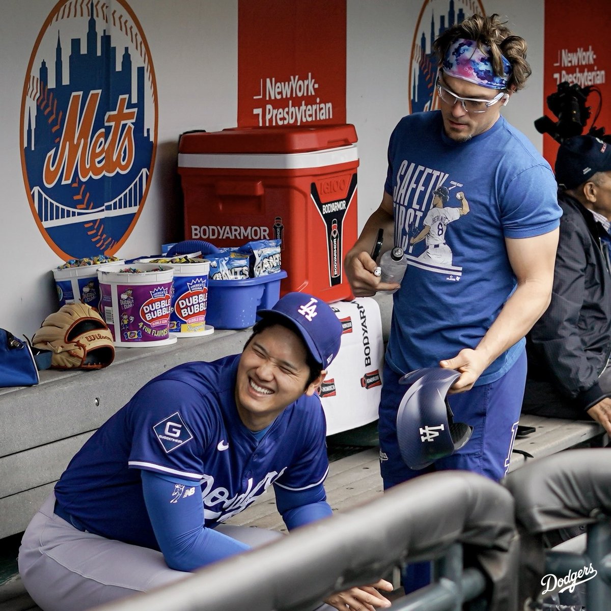 Fellow pitcher Kiké offering Shohei his helmet. 😂