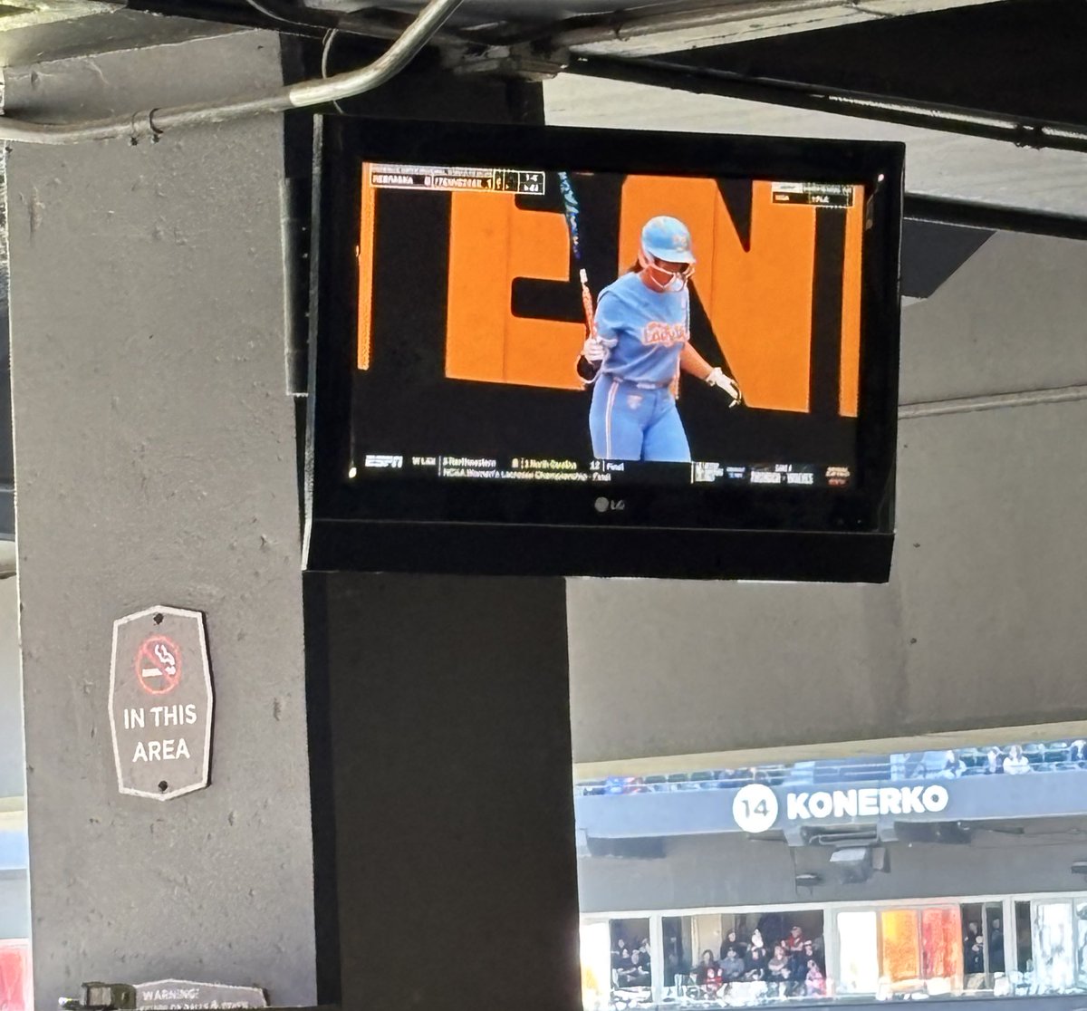 Modelsjf's tweet image. Softball on the TV while I’m waiting for my hot dog order. @whitesox this is foul I’d like to see the game I’m at. FOUL