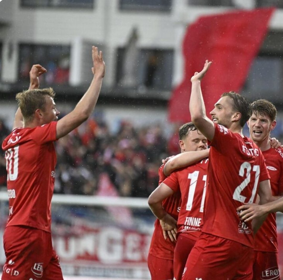 Sande og Hulken senket araberne! 

Deilige tre poeng foran 1500 kokende, nydelige bergensere smaker godt!

Nå blir det KOK PÅ FERGEN HEM! 

Heia Brann ❤️

Foto: Jannica Luoto