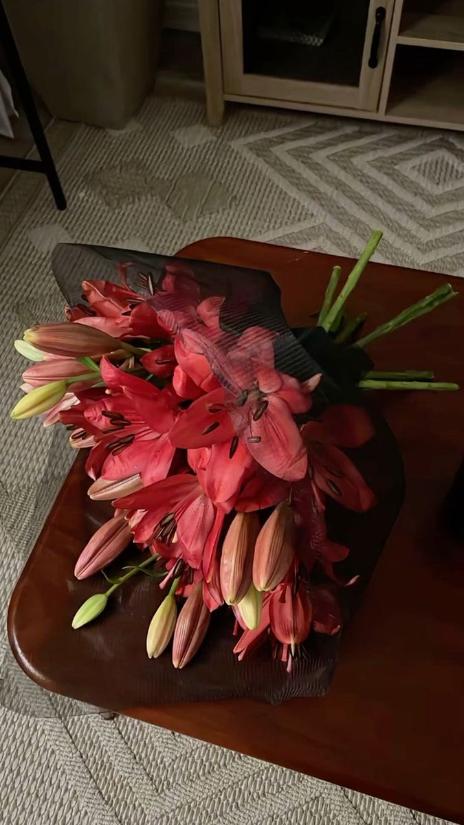 rainhajuno's tweet photo. Não estou sabendo mais reagir a tantos presentes e flores....e palavras. https://t.co/pqcByiLQPj