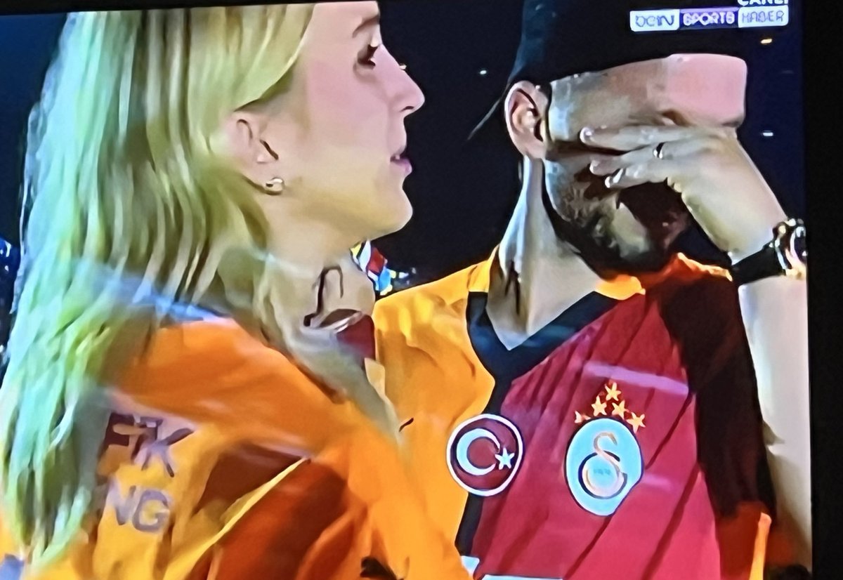 IKrkayak's tweet photo. Sadece bu anı bekledim...Güle güle Mertens ailesi...Zaten duyguluyuz...Her şey helal olsun size...Ayrılıkların da sonu var... https://t.co/ffrNXJY1Rx