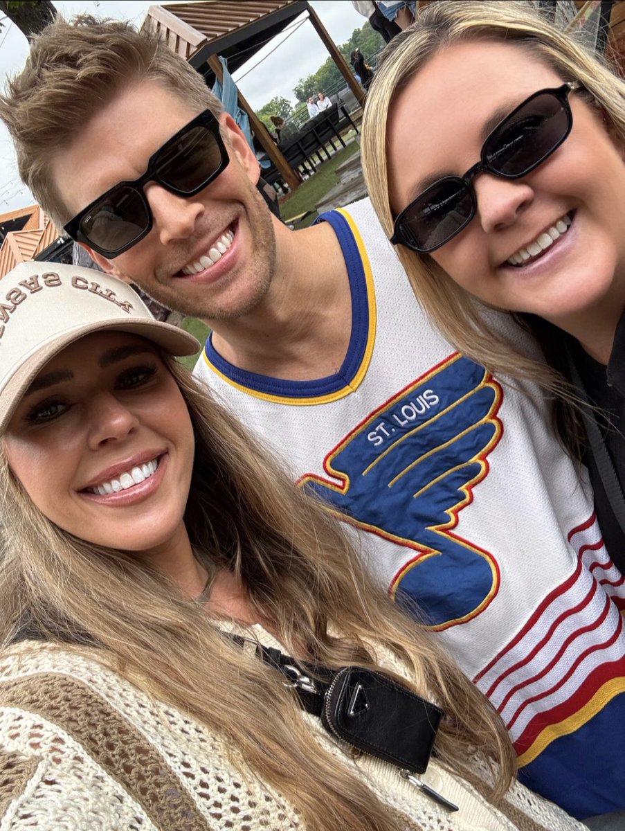 KittyTigerMeow's tweet image. Annie and I made friends! And he’s in a Blues jersey because he knows what’s up!
#MemorialDayWeekend
#SummerHouse