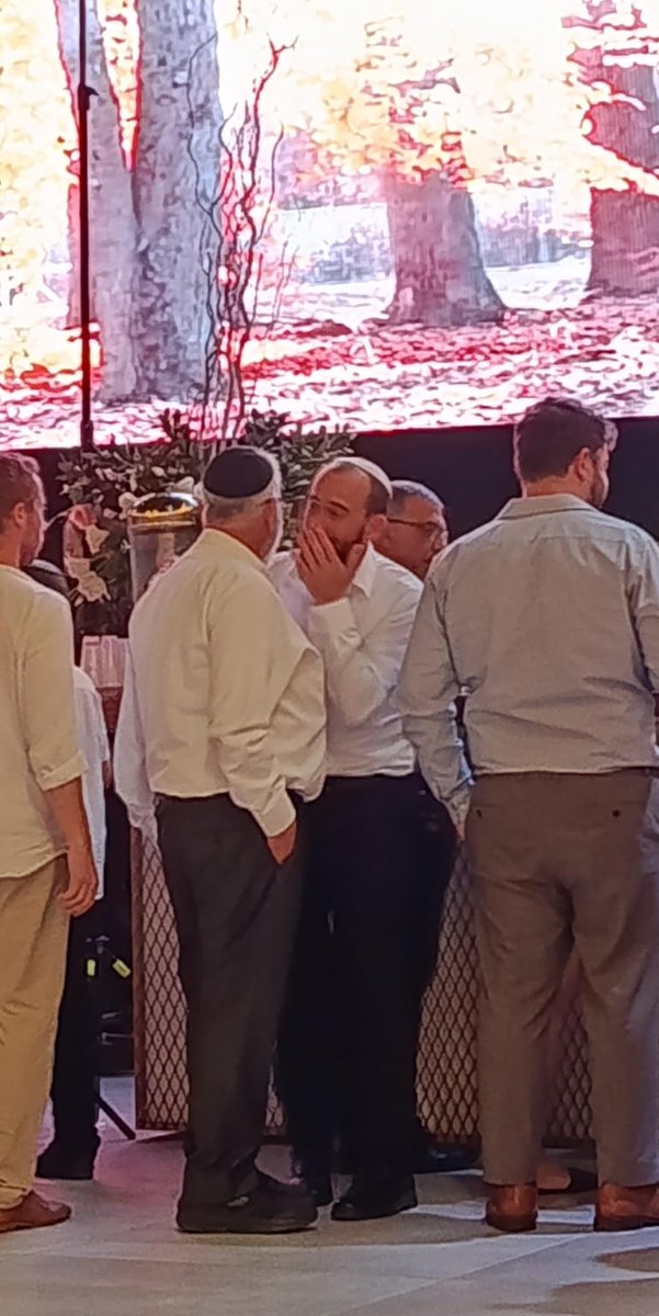 הרב דוד ביגמן, נשיא ישיבת מעלה גלבוע, ובן דודו של החתן, הרב שראל רוזנבלט, ראש ישיבת מחניים נועדים בסוד שיח בחתונות של הבה''ח ברק לורברבוים עב''ג אלמוג מושקוביץ.