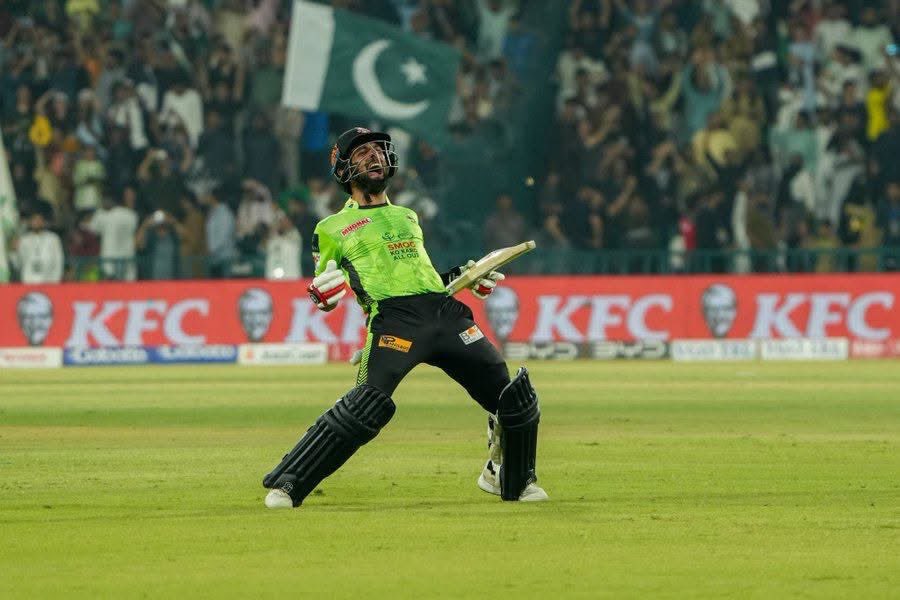itx_bilal789's tweet photo. - Test match in Nottingham 
- Dinner in Birmingham
- Breakfast in Dubai
- Lunch in Abu Dhabi
- PSL final in Lahore

Seems like ALLAH has planned everything for Sikandar to flew back just mints before the Final and him scoring the title wining runs ohhh man,What a Script ❤️
#PSL https://t.co/bSDOfYDAqX