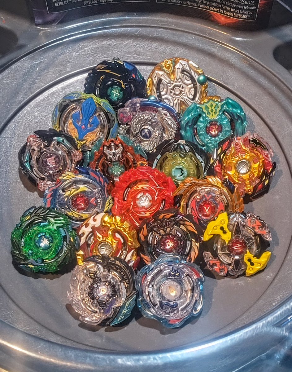 Vintage #Beyblade Burst Evolution from Hasbro. This was the last Burst generation where the metal and gimmicks were that of their #takaratomy counterparts... before TURBO came and ruined everything lol. This is my personal collection! :D #beybladeburst