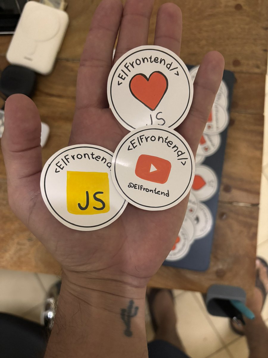 Mi gente tengo estos stickers para la comunidad. Búsquenme en YouTube <a href="/ElFrontend/">Christian Ramirez</a> y en instagram <a href="/elfrontend/">Christian Ramirez</a> y déjame tu comentario de cuál quieres