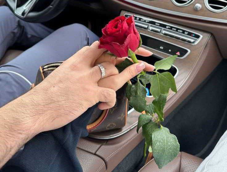 - مُدي لِي يدَك ، نُخِيط جِراح الأيَّام مِعاً.🤍