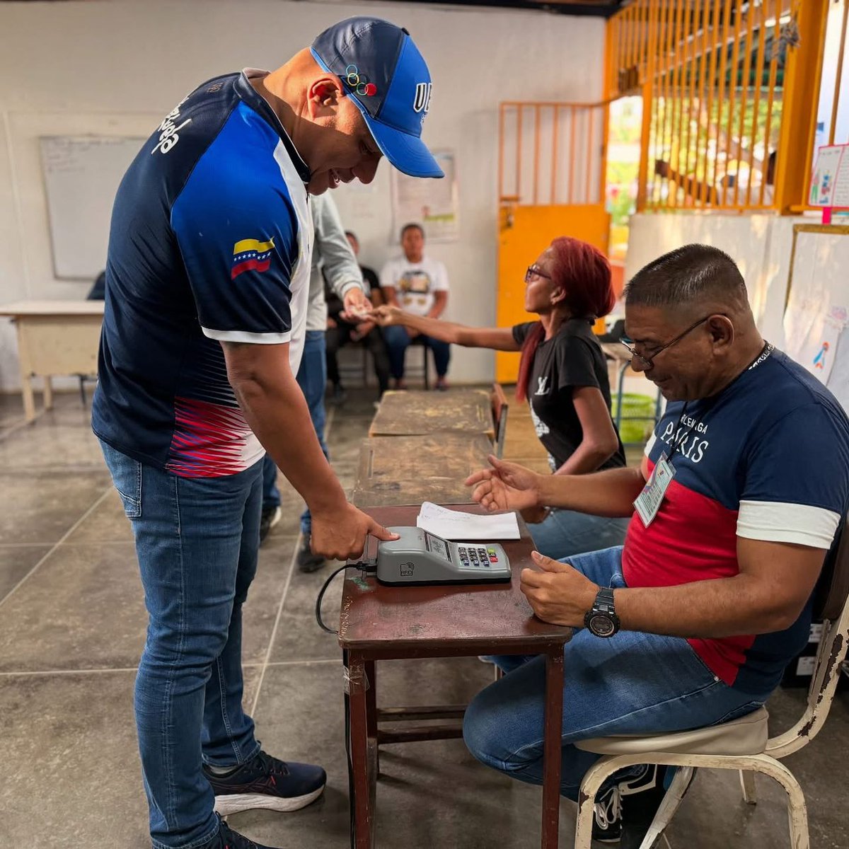 #VenezuelaDecide | El alcalde de Cumaná, Luis Javier Sifontes, ejerció su derecho al voto en horas de la mañana en ma escuela del sector El Tacal, del municipio Sucre.

A través de redes sociales, dijo que fue un proceso fácil y sencillo e invitó a la ciudadanía a votar.