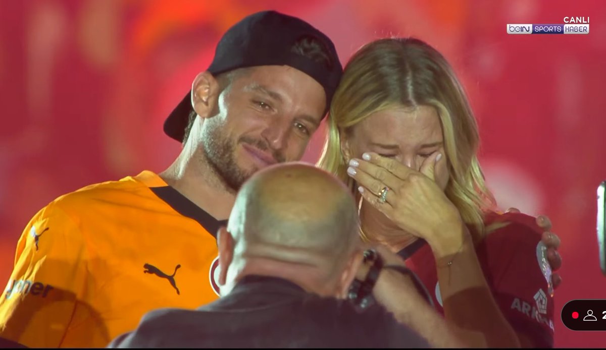 Paha biçilemezin karşılığı bu aile.. 

Kazandılar, gidip en  bilinmedik dükkanda Erzincan tulumu yediler… 

Bu adam, eşi ve evladı, karşılıklı sevginin tam karşılığıdır…