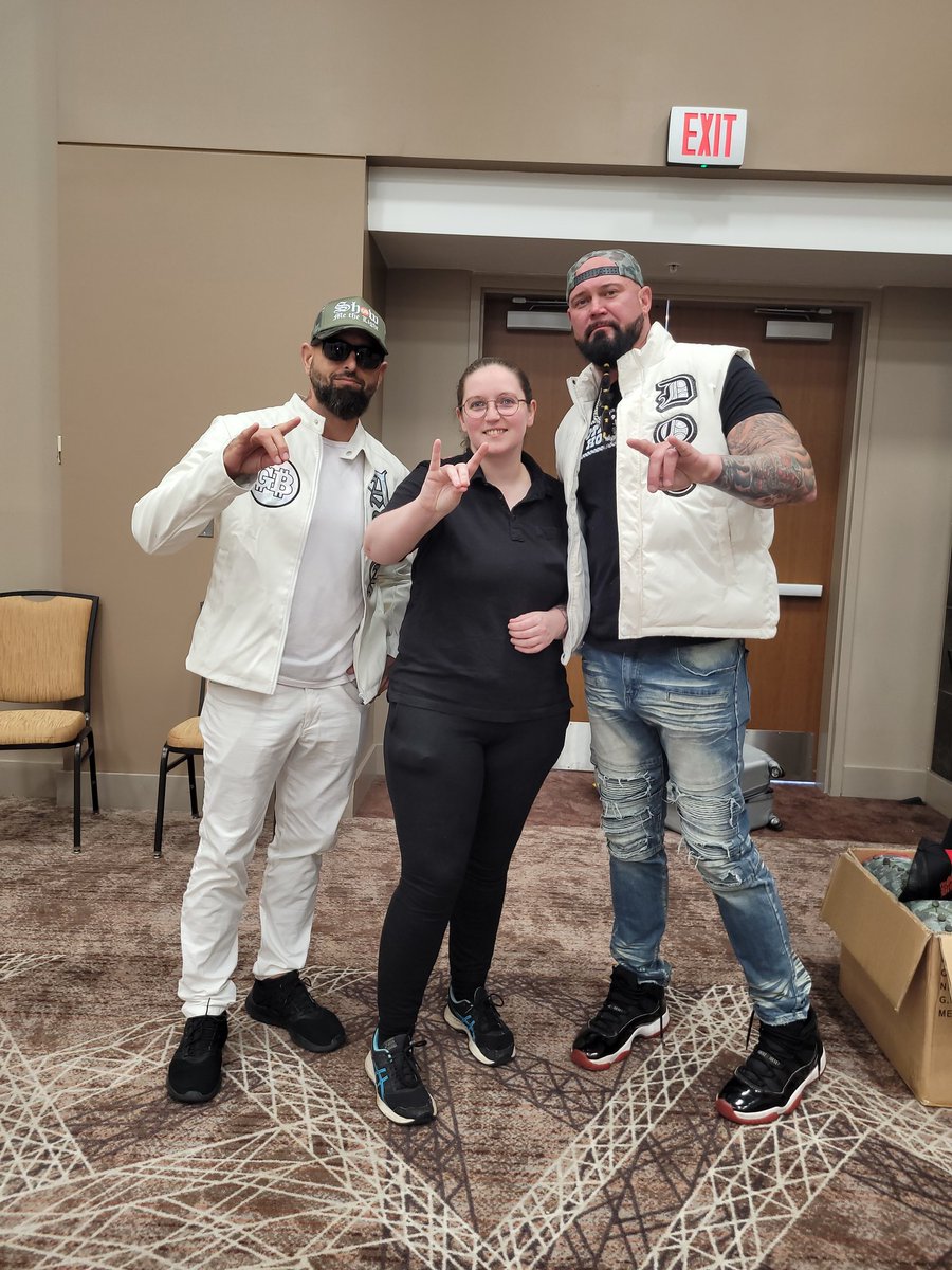 morganwalker1's tweet photo. @MiaYim Found your Brothers!!! https://t.co/B2pDrK9o4E