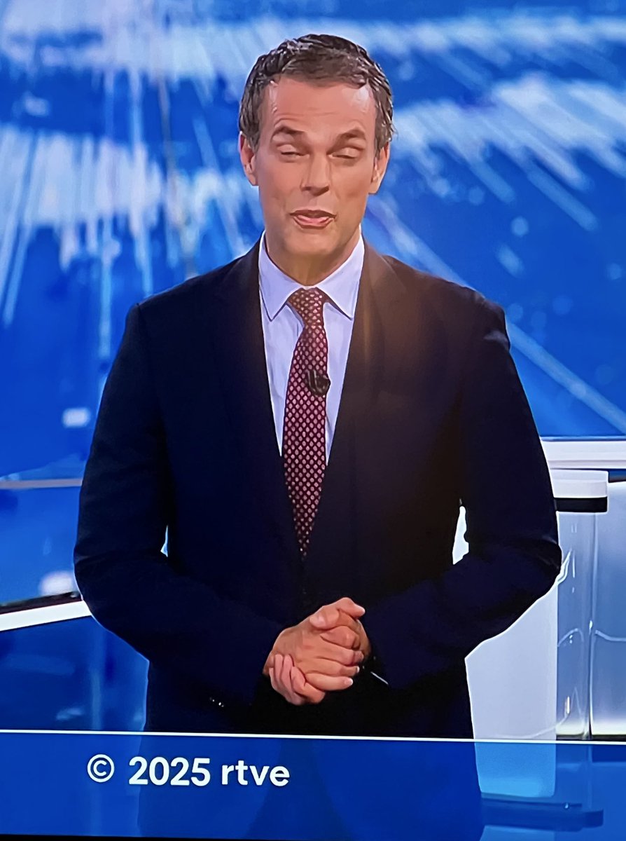 AngelaMerquel's tweet image. Guau! La nueva dirección de @RTVE saca del armario a Igor Gómez.