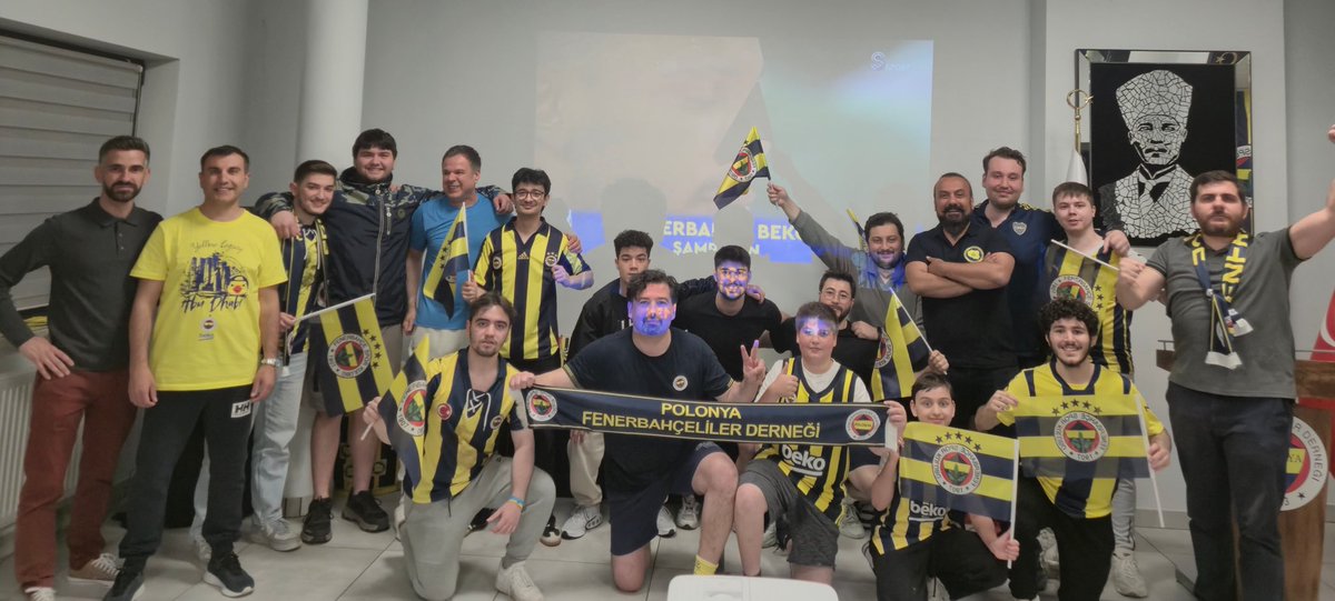 Fenerbahçe Polska 🇹🇷🇵🇱 (@fenerbahcepl) on Twitter photo AVRUPA ŞAMPİYONU 💛💙
Euroleague Şampiyonu <a href="/FBBasketbol/">Fenerbahçe Beko</a> çok yaşa!
(Polonya Fenerbahçeliler derneğinde izledik ve şampiyonluğu kutladık, bende fotoğrafta gizliyim 😁) AVRUPA ŞAMPİYONU 💛💙
Euroleague Şampiyonu <a href="/FBBasketbol/">Fenerbahçe Beko</a> çok yaşa!
(Polonya Fenerbahçeliler derneğinde izledik ve şampiyonluğu kutladık, bende fotoğrafta gizliyim 😁)