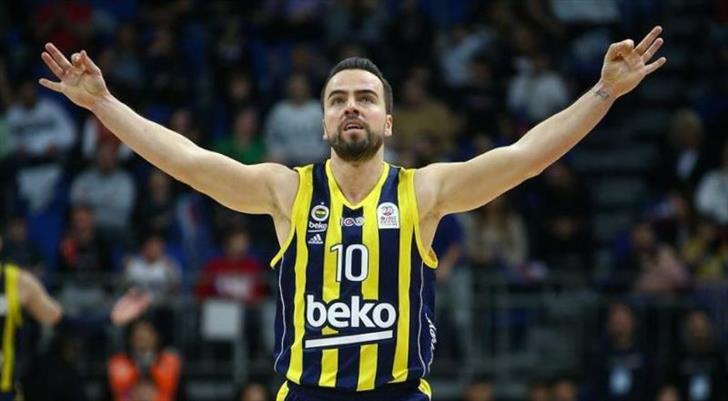 Melih Mahmutoğlu: 

"Sanırım Türkiye'de bir takım daha şampiyonluk kutluyor, ama onlar gram umrumuzda değil. Biz YANAK OKŞATMADAN şampiyon olabiliyoruz! Bütün çocukların bizi desteklediklerini biliyoruz. 50 sene olmasak bile Fenerbahçe büyüklüğü farklıdır!"