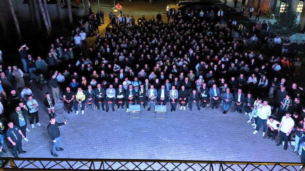 Tebrikler Avrupa Şampiyonu #FenerbahçeBeko 🏀 🇹🇷 🏆 💛💙

Bu akşam Bitlis’te, hemşehrimizle birlikte meydanda kurduğumuz dev ekranda, Fenerbahçe Beko’nun Monaco’ya karşı tarihi EuroLeague zaferini omuz omuza izledik.

Bu büyük başarıya tanıklık etmek, zafer sevincini Bitlis’in