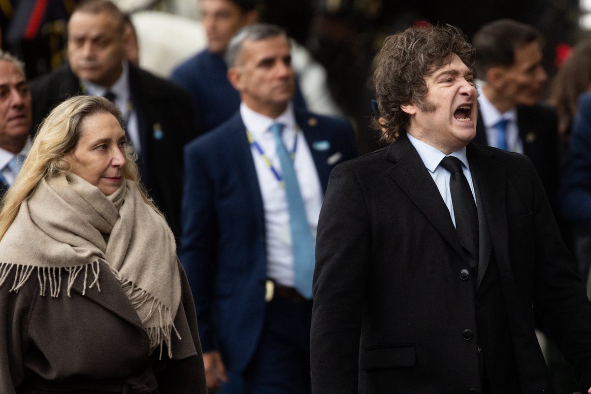 Javier Milei se retira del Tedeum del 25 de Mayo cantando. <a href="/AFPphoto/">AFP Photo</a>