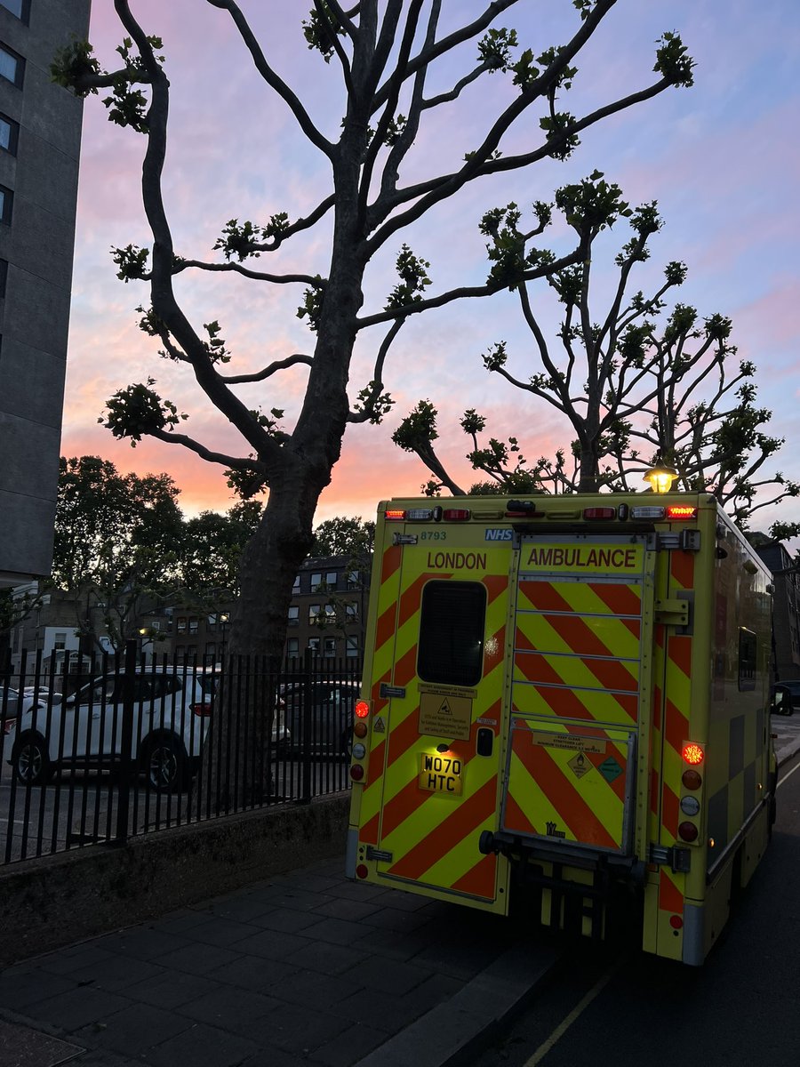 em_bulance's tweet image. Spending my bank holiday weekend working, at least the sunsets are nice 🌅