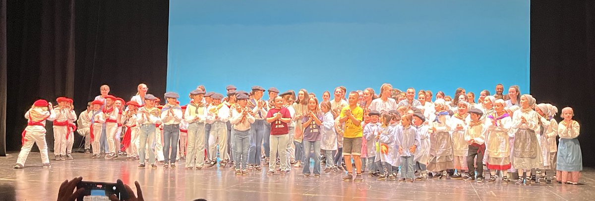 Eskerrik asko <a href="/udaberridantza/">Udaberri Dantza Taldea</a>!
Zein garrantzitsua den haurrekin egiten ari zareten lana, euskararekiko, eta gure kultura eta nortasunarekiko atxikimendua sustatzeko. Tradizioa egungo joeretara hurbilduz eta modu motibagarrian erakutsiz. Biba zuek!!