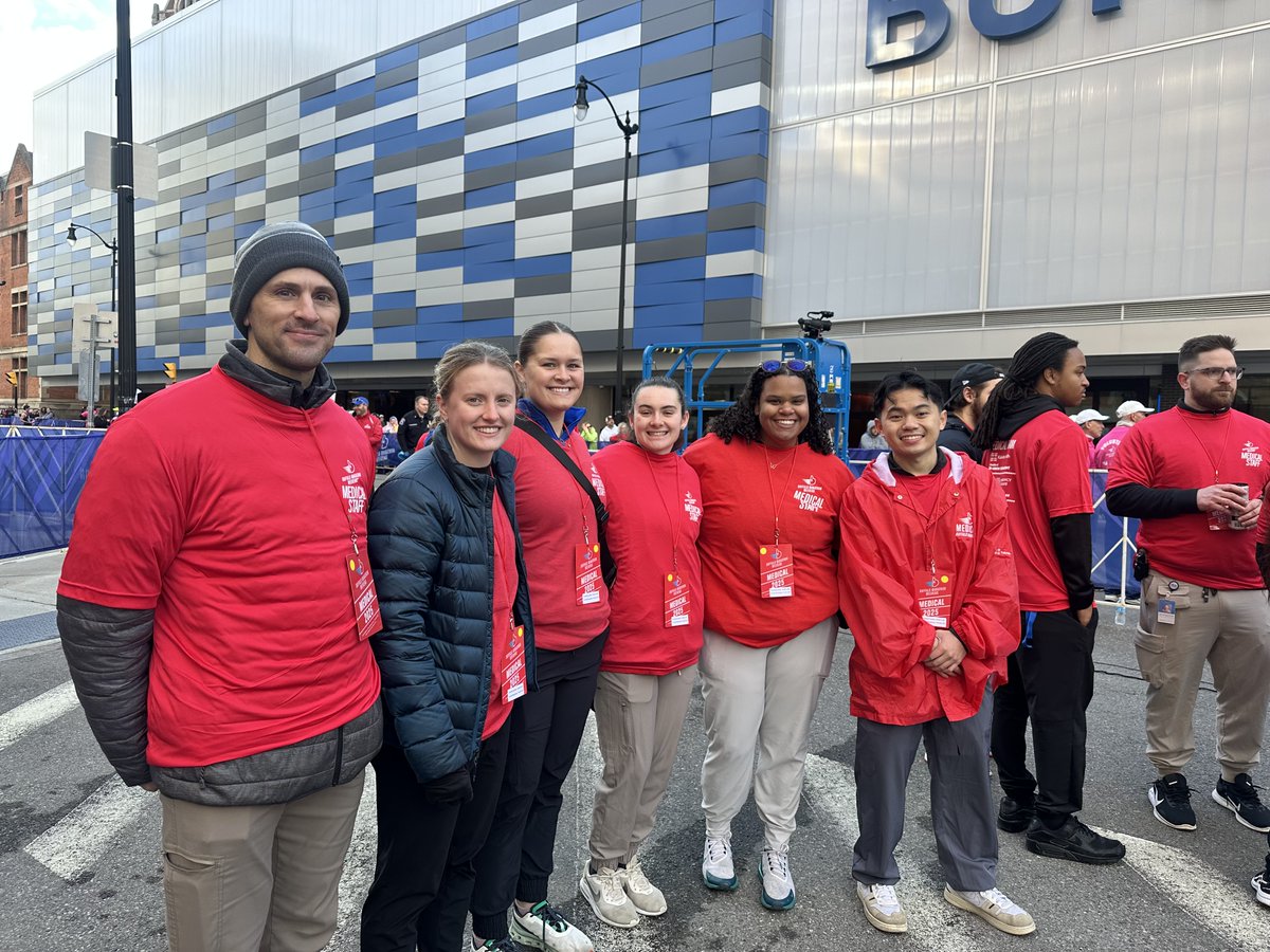 Buffalo_AT's tweet image. Another successful, safe Buffalo Marathon medical tent. Great interprofessional teamwork from the second year students, AT faculty, UBMD Emergency Medicine Residents & Fellows, AMR paramedics and @UBMDOrtho Primary Care Sports Medicine fellows! #UBuffalo #UBSPHHP #IPCP