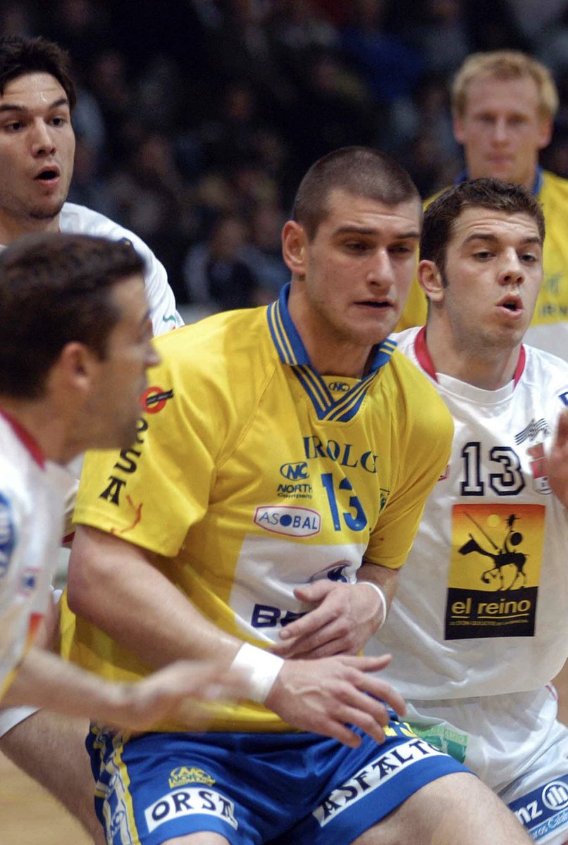 C_Prieto3's tweet image. El balonmano de élite vuelve a Ciudad Real de la mano de mi gran amigo Santi Urdiales. Que gran alegría para lo ciudadrealeños! Recuerdos de grandes tiempos ❤️ @BM_Caserio @AYTO_CIUDADREAL
