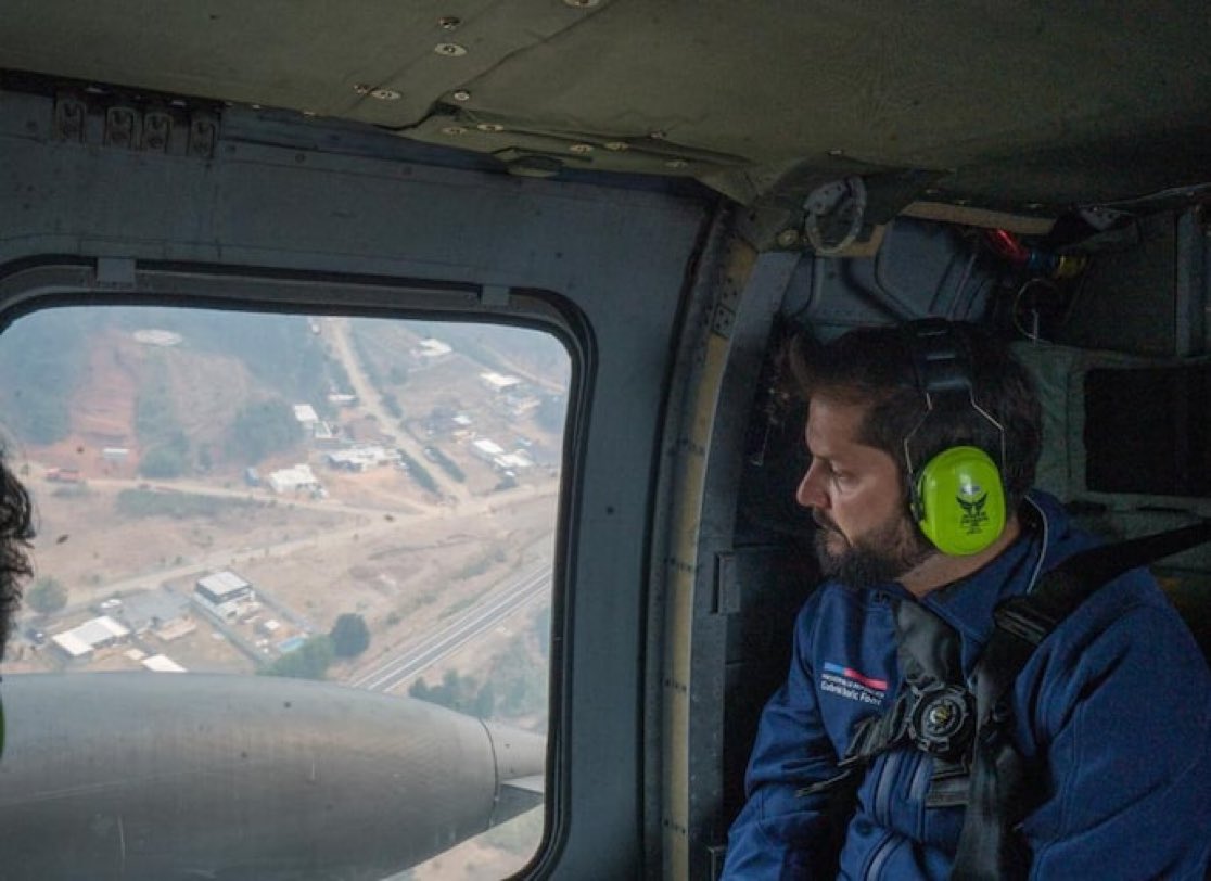 Boric sobrevuela Santiago para evaluar los efectos del #tornado en Puerto Varas