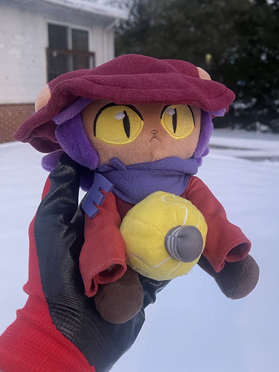 it's almost June but Niko doesn't care and loves snow ❄️

(picture by Jackson M on Fangamer!!!
fangamer.com/products/onesh…)
