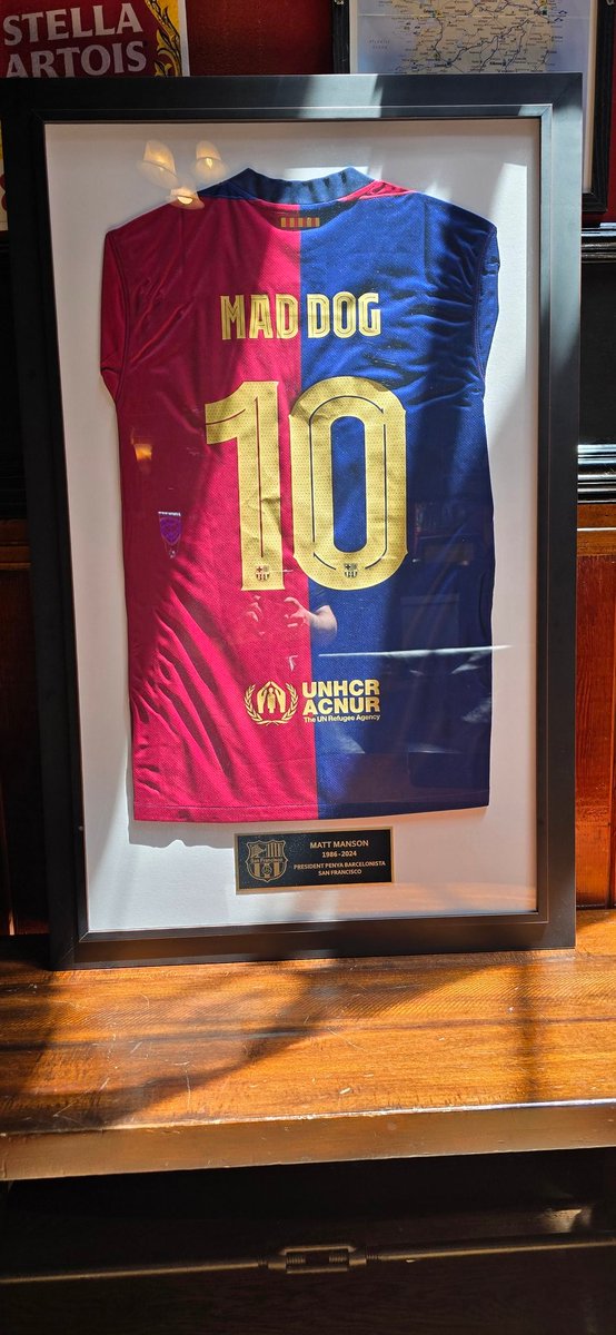 ¡Un saludo culé y un abrazo!

La Penya Barcelonista San Francisco celebrando y rindiendo tributo a nuestro Forever President, Matt Manson, con una playera especial

<a href="/ESPNMarioKempes/">Mario Kempes</a> <a href="/mauriciopedroza/">mauricio pedroza</a> <a href="/fernandopalomo/">Fernando Palomo ESPN®️</a> <a href="/RichardMendezTV/">Richard Mendez ®️</a> <a href="/DonBisca/">Eduardo Biscayart</a> <a href="/moillorens/">moisESPN</a> <a href="/Rortiz_ESPN/">Ricardo Ortiz</a> <a href="/LaLiga/">LALIGA</a>