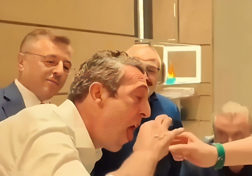 Okşatmayı bırak, ağzınıza alarak bile şampiyon olamıyorsunuz.
