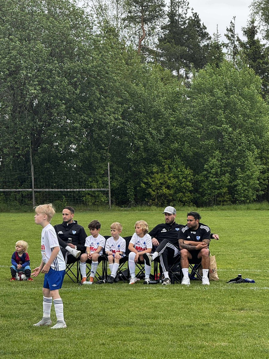 En söndag i min smak med grabbarna. 
Latorp på bortaplan. 
Undertecknad på coachbänken, storebror styr spelet från libropositionen och lillebrorsan bredvid bänken som undrar han han ska få chansen!