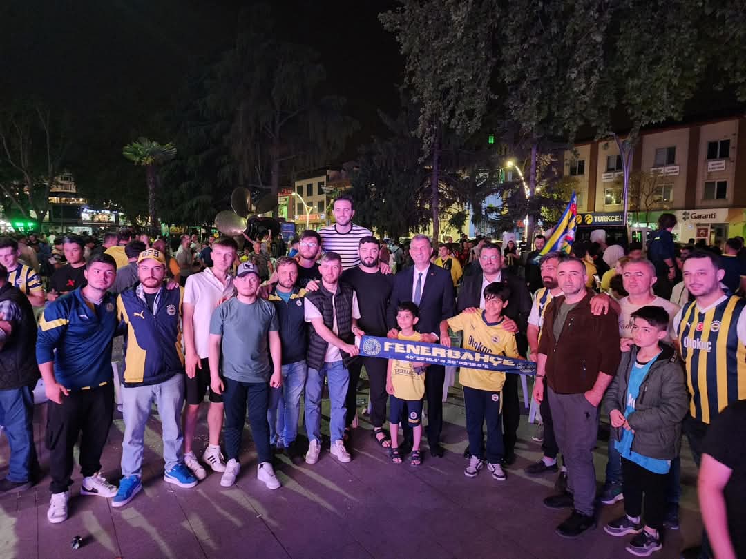 FENERBAHÇE AVRUPA ŞAMPİYONU 🏆🇹🇷👏
Turkish Airlines Euroleague final maçında, Monaco’yu 81-70 mağlup ederek, Avrupa Şampiyonu olan Fenerbahçe Beko’yu tebrik ediyorum. 

Büyük heyecana sahne olan final maçını, Anıtpark'ta kurduğumuz dev ekranda hemşehrilerimizle birlikte izledik.