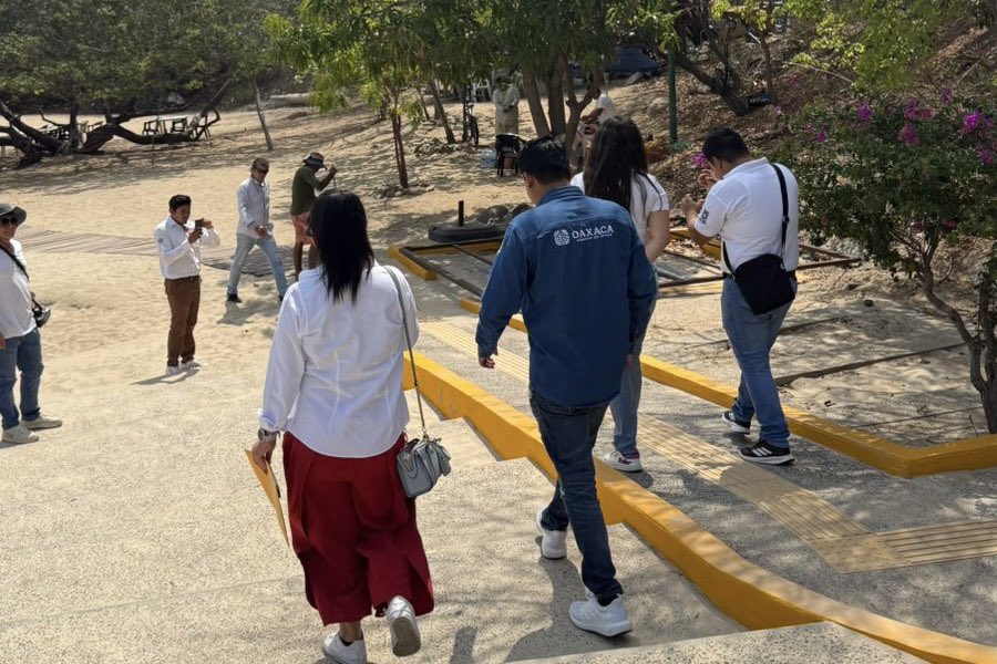 DIF_Oaxaca's tweet photo. Personal de la Dirección de Operación de Bienestar, así como de la Procuraduría de la Defensa de las Personas con Discapacidad #Propcd, continúan dando seguimiento a la playa incluyente La Entrega, un espacio gratuito que cuenta con todo lo necesario para recibir a personas con https://t.co/rZ9XPEVxK4