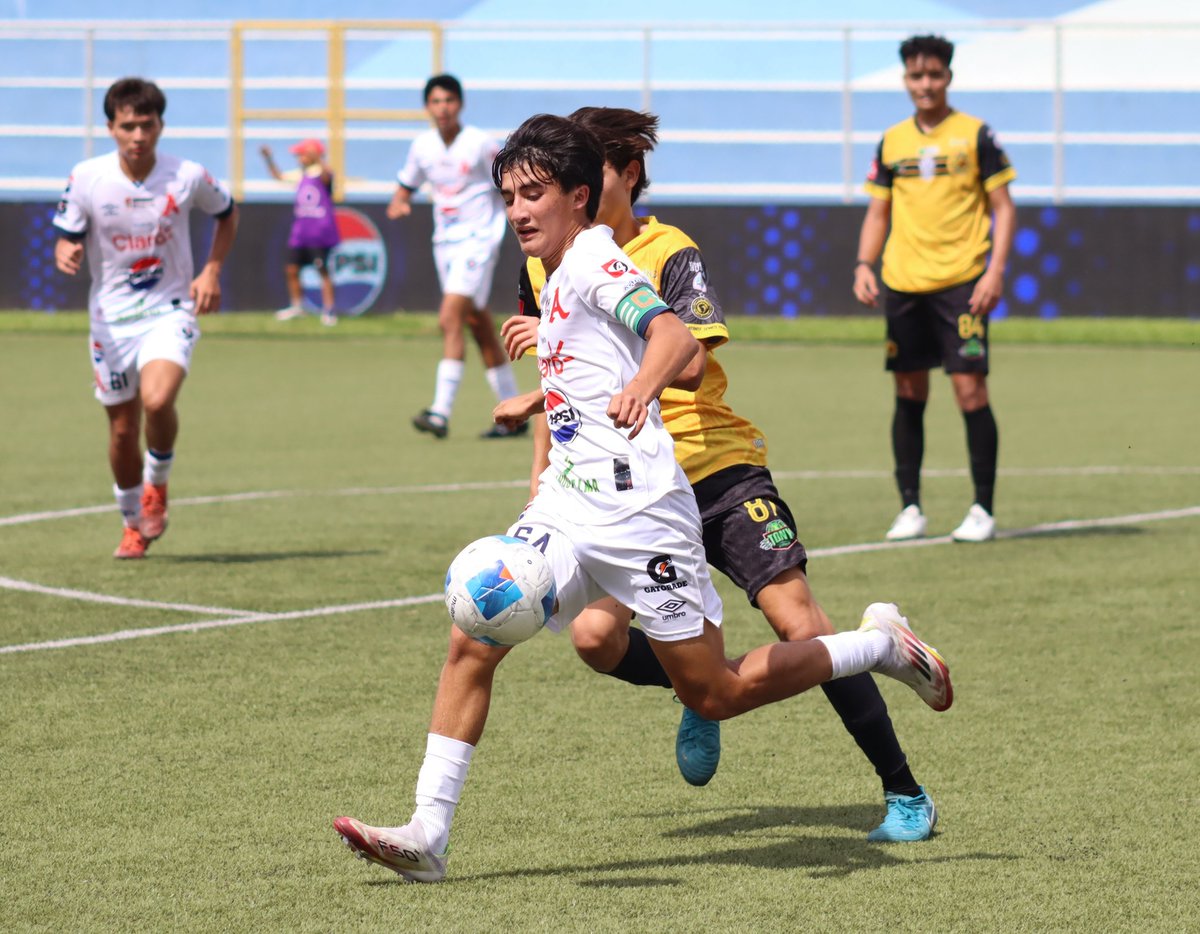 primerafutboles's tweet photo. ⌚ 32' | 3 Llegadas de peligro por parte de @cdplatense_sv
#Platense 0-0 #Alianza
#FinalTorneoSub17 #Clausura2025 #PLAvsALI https://t.co/4VttRTqwXv