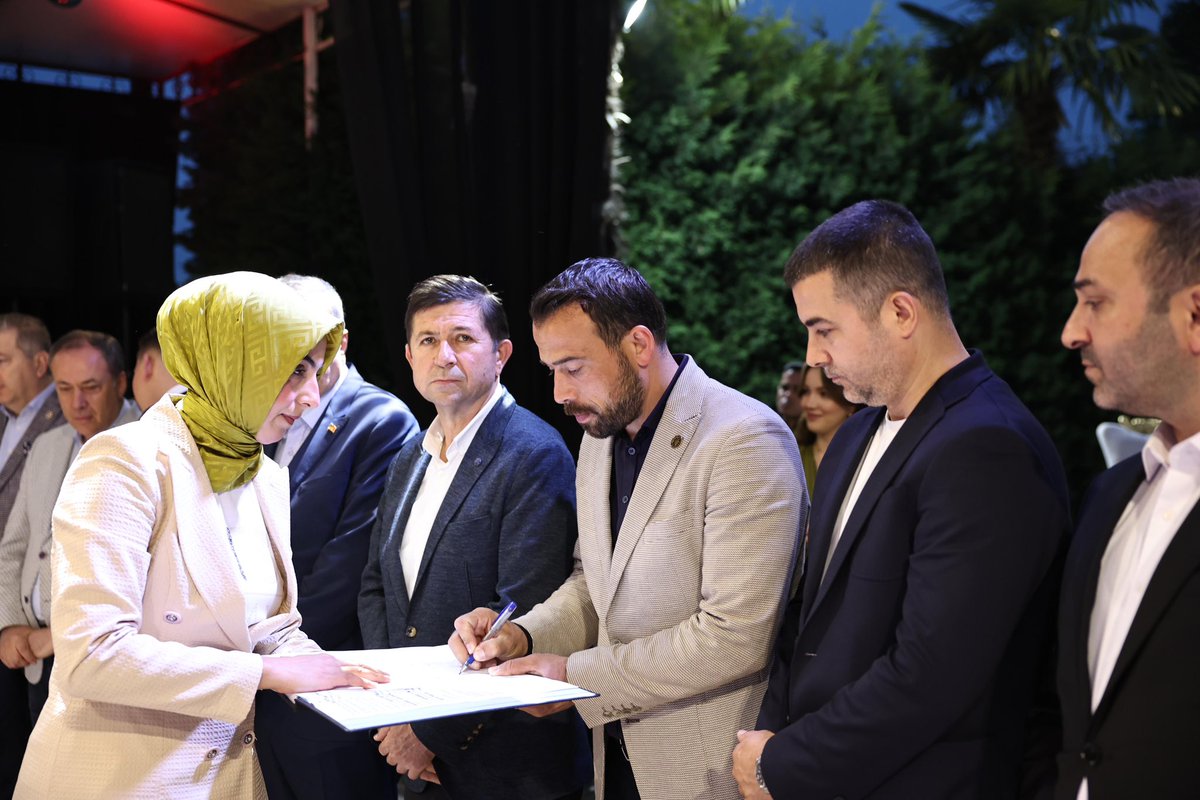 Önceki Dönem Erenler Belediye Başkanımız Rahmi Şengül’ün kıymetli evladı Yasin ile İrem kardeşimizin düğün cemiyetine katılarak, kıymetli şahitlerin huzurunda nikah akdine şahitlik ettik.

Şengül ve Bayraktar ailelerini tebrik ediyor, genç çiftimize bir ömür boyu mutluluklar