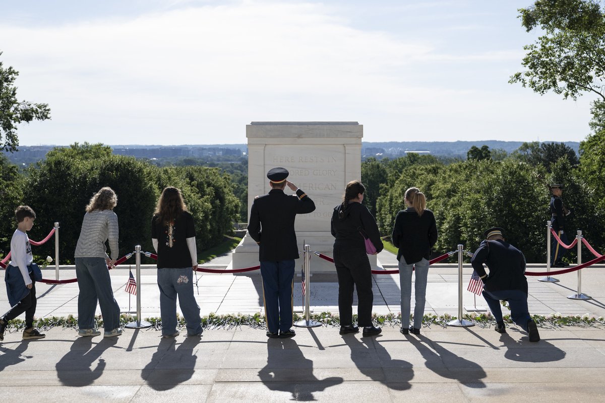 Flowers of Remembrance Day 2025 💐

Thank you to everyone who joined us today to place a flower at the Tomb of the Unknown Soldier in tribute to the service and sacrifice of our nation’s service members.

📷Elizabeth Fraser