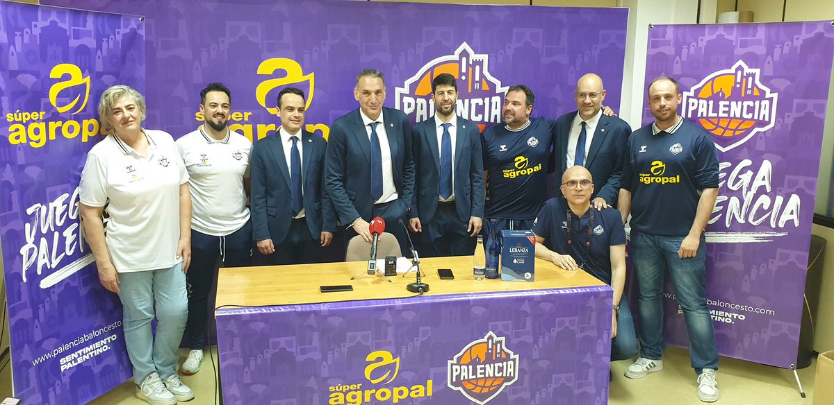 RdP <a href="/luisguiltorres/">Luis Guil</a> (<a href="/Palencia_Basket/">Súper Agropal Palencia</a>): Guil rodeado por todo el staff.
No hago valoración del partido, quiero valorar la temporada. Quiero dar las gracias al cuerpo técnico que trabajan dia a dia y todo para llegar a momentos como este.