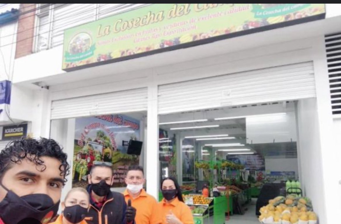 “La cosecha del cambio” le puso a su fruver Racero. 

Todo un mago del relato.