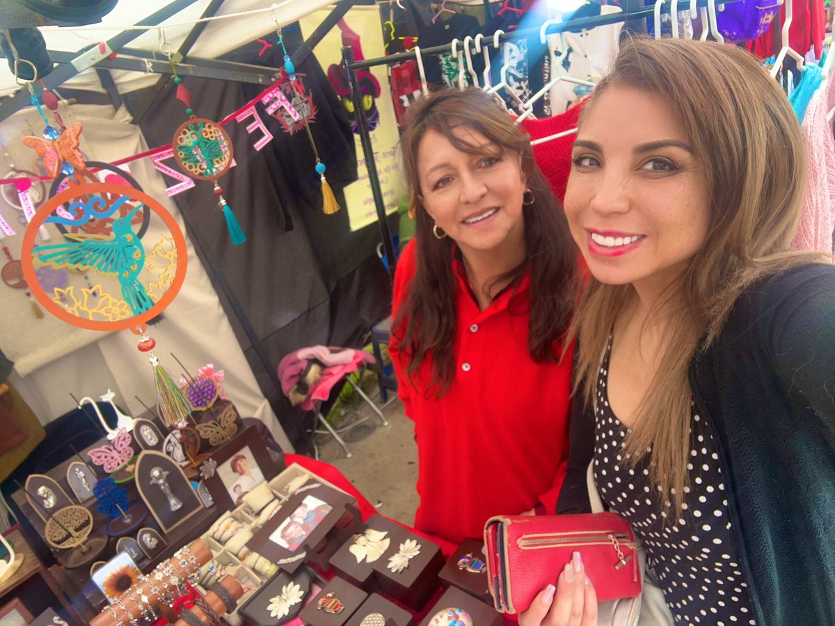 Ella es Luisa, una emprendedora como miles en el país. Vende cositas lindas hechas por sus propias manos en las ferias municipales. Una mujer llena de amor y de luz 💜