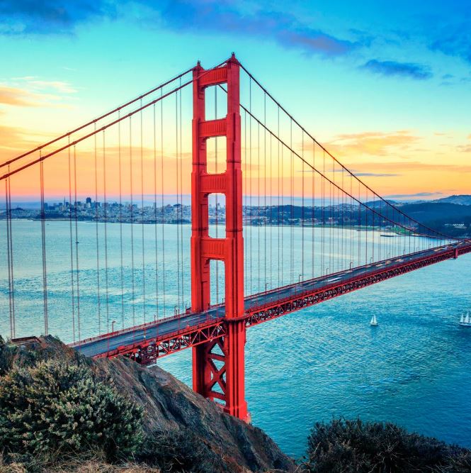 fun_world_facts's tweet photo. Built in 1937, San Francisco’s Golden Gate Bridge once held the title of longest suspension bridge 🌉 and is painted in “International Orange” to shine through the fog and match the coastline’s natural beauty. 🌉✨ https://t.co/bvahBuXBek