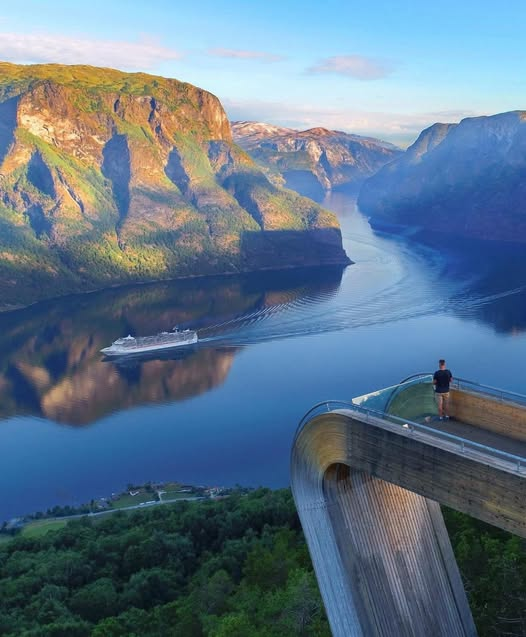 Vikinghistory's tweet image. Stegastein is this incredible viewpoint 650 meters above Aurlandsfjorden — a platform that juts straight out from the mountain with unreal views over the fjord. Definitely one of those spots that makes you stop and just take it all in.