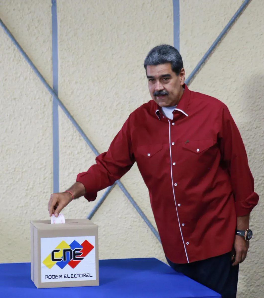 PartidoPSUV's tweet photo. Fotos |

Así el presidente de la República Bolivariana de Venezuela, Nicolás Maduro y la primera combatiente Cilia Flores, ejercieron su derecho al voto.

#EleccionesVen25 https://t.co/tzZtvd5Z00