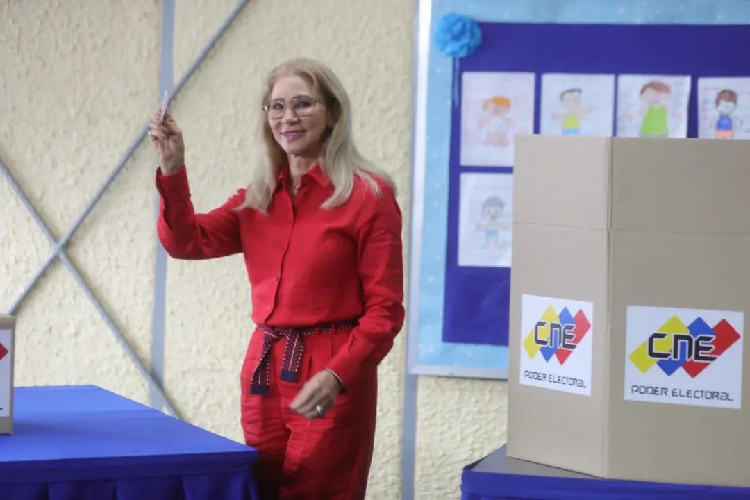 PartidoPSUV's tweet photo. Fotos |

Así el presidente de la República Bolivariana de Venezuela, Nicolás Maduro y la primera combatiente Cilia Flores, ejercieron su derecho al voto.

#EleccionesVen25 https://t.co/tzZtvd5Z00