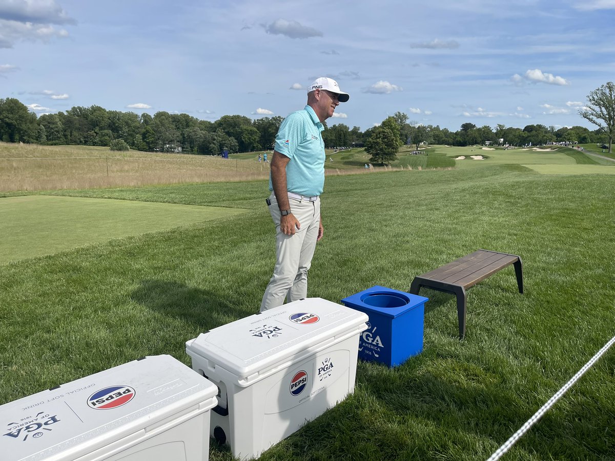 Stewart Cink offering water to a thirsty fan on 16. <a href="/WTOP/">WTOP</a> <a href="/GWallaceWTOP/">George Wallace</a> #srpgachamp