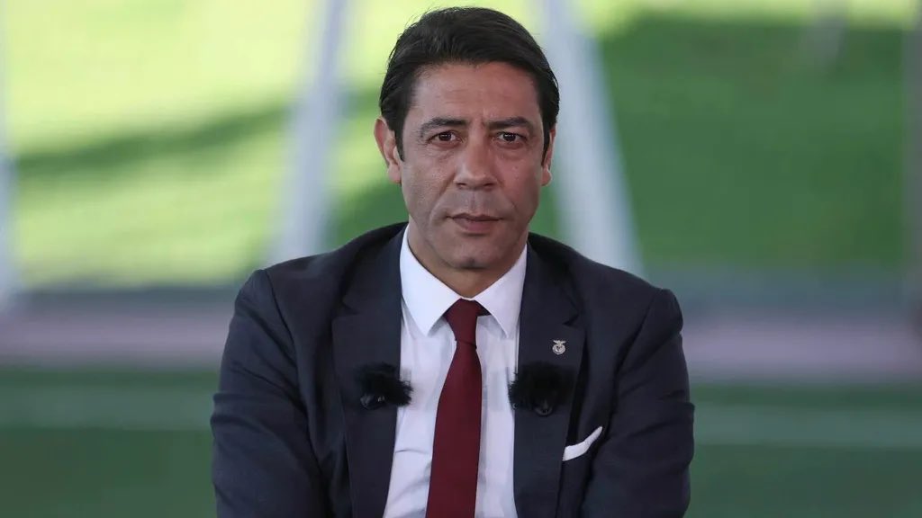 Rui Costa: “O Belotti é agredido no chão por dois jogadores do Sporting. Como é que um VAR que dá simulação do Dahl e anula um golo do Benfica não consegue ver uma dupla agressão? Não bastando, o Otamendi leva uma cotovelada de um jogador que já tem amarelo”.