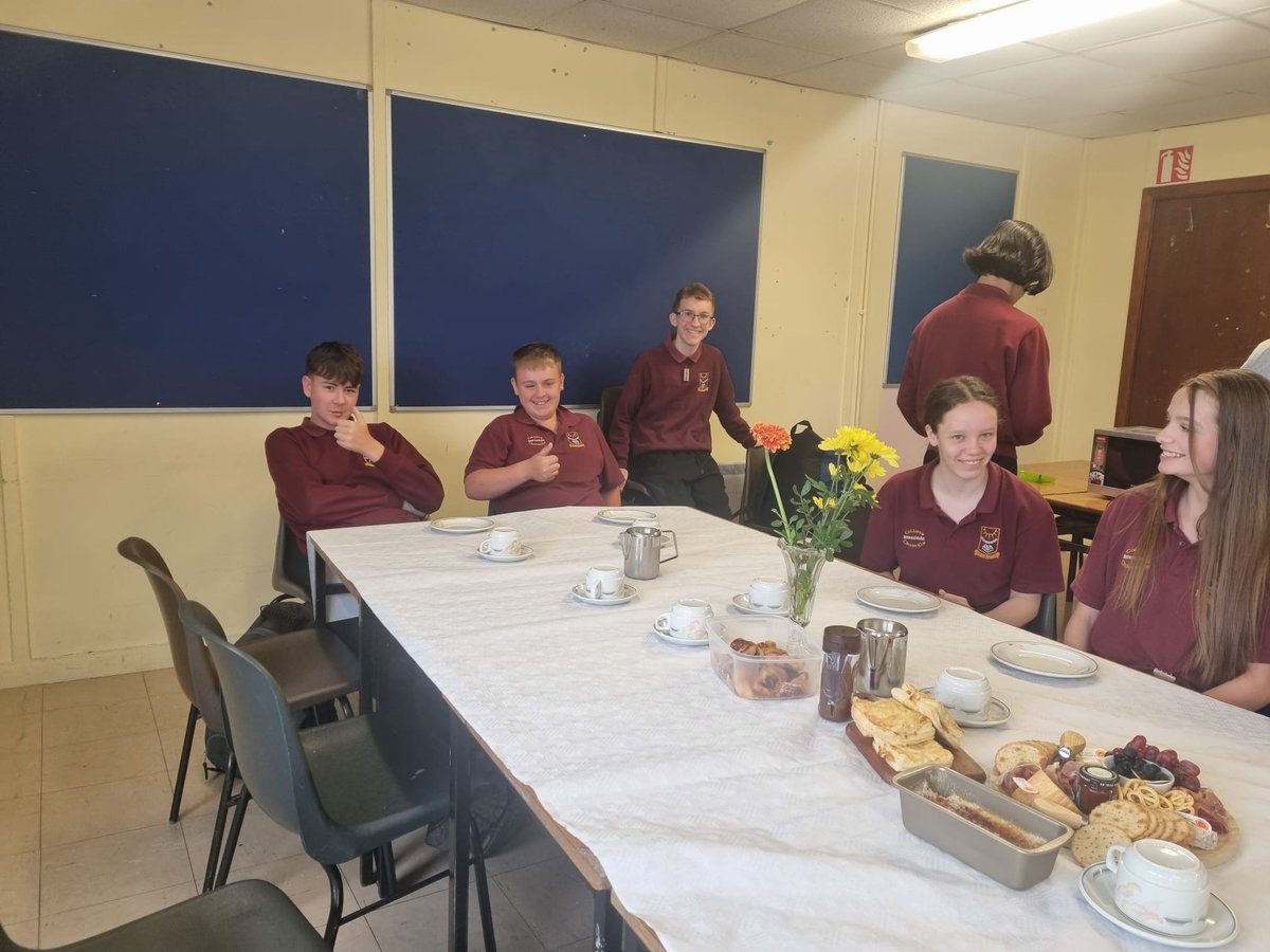 Bhí bricfeasta fraincíse ag an 3ú bliain an tseachtain seo🇨🇵🍞🧀🥖🥞. Rinne chuile dhuine an-iarracht ag tabhairt isteach quiche, profiteroles, crêpes, bord charcuterie, crème brûlée irl, le petit déjeuner is fearr ariamh!!!
<a href="/GRETBOfficial/">Galway and Roscommon ETB</a> #bricfestanafraincíse #anfhrainc #cultúr