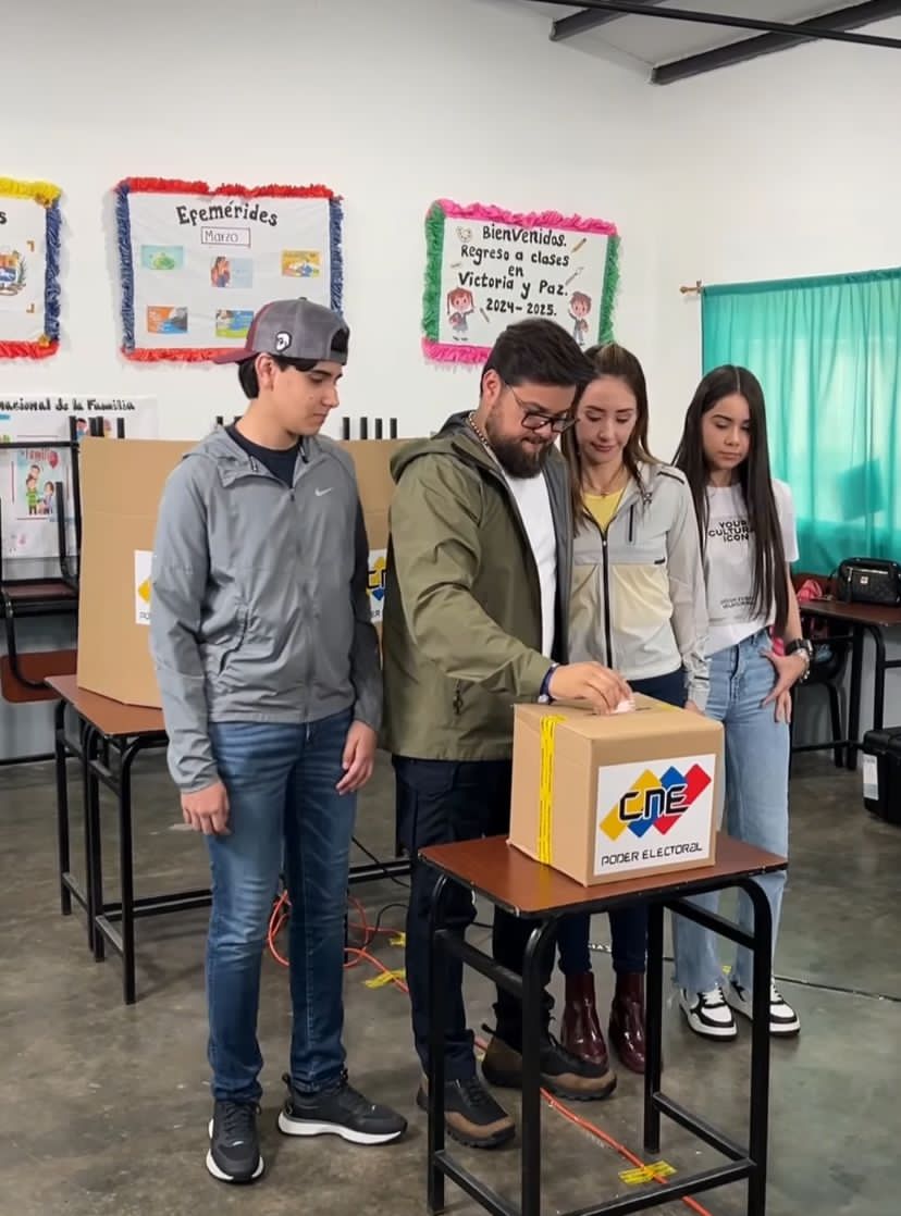 #VenezuelaDecide | El actual gobernador del estado Monagas y candidato a la reelección, Ernesto Luna, ejerció su derecho al voto e invitó a la ciudadanía a participar de este proceso electoral, el cual calificó como “rápido , sencillo y fácil”.

#Elecciones2025