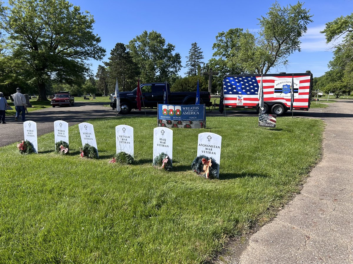 MKishman's tweet image. I spent the morning with Perry Township residents placing American Flags on veterans graves. Thank you to Perry Township Rotary and Operation: Flags of Freedom for putting on this event. 🇺🇸 #OH50