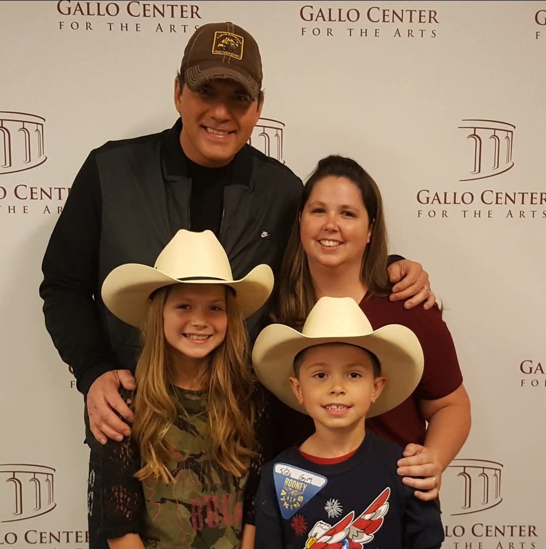 NicoleCabacunga's tweet photo. @RodneyAtkins would love to recreate this photo from 2018 with you at the Merced County Fair on June 6th. The day after this little girl graduates high school! Last time, husband &amp; oldest son didn't get to come with us, but they would love to join us this time!
See you soon! 💛 https://t.co/avyr3bI6UN