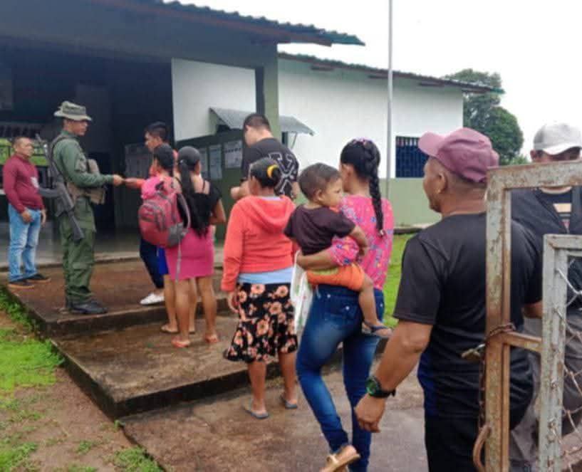 En AMAZONAS 🧡🤎💛
Nuestros pueblos originarios acuden a votar por la Patria, por la Revolución.
Lo nuevo nace del Pueblo 🇻🇪
#EleccionesVen25