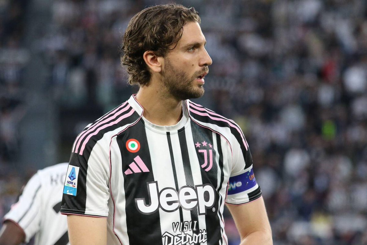 Si è preso la squadra sulle spalle nel momento di massima difficoltà andando a tirare il rigore decisivo.

È questo che deve fare un Capitano, onore a Manuel Locatelli che è sempre l’ultimo a mollare 🤍🖤 #VeneziaJuve