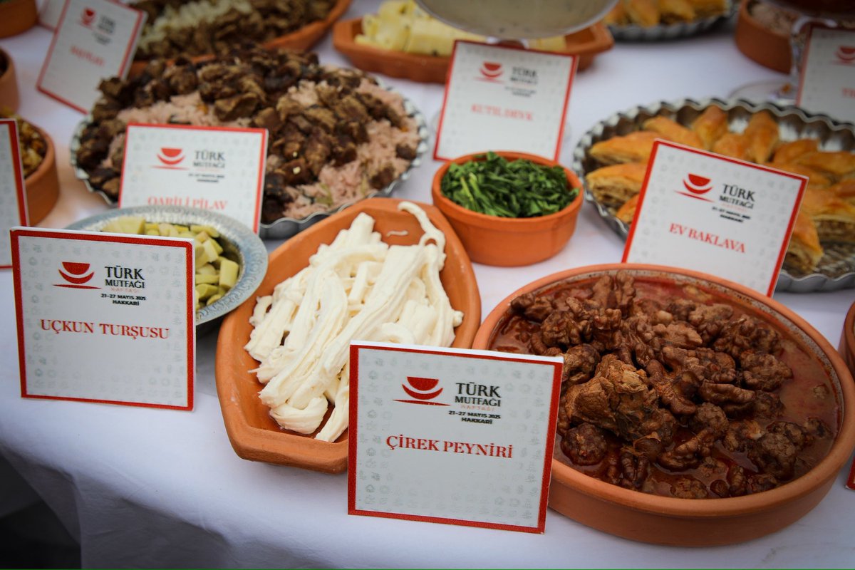 SS_DEMETER's tweet photo. 1- 🍽️Türk Mutfağı Haftası kapsamında Hakkari’de düzenlenen 2. Yöresel Yemek Festivali’nde yerimizi aldık. 
🥘Hakkari’nin birbirinden özel yöresel lezzetleri Hakkari Tarihi Meydan Medresesi’nde, kadın emeğiyle yoğrulan sofralarımızda ziyaretçileriyle buluştu.@HakkariValiligi https://t.co/3eyJMohopn